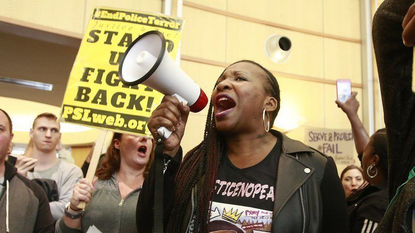 Protesters delay Sacramento Kings-Atlanta Hawks tip off over police shooting an African-American man