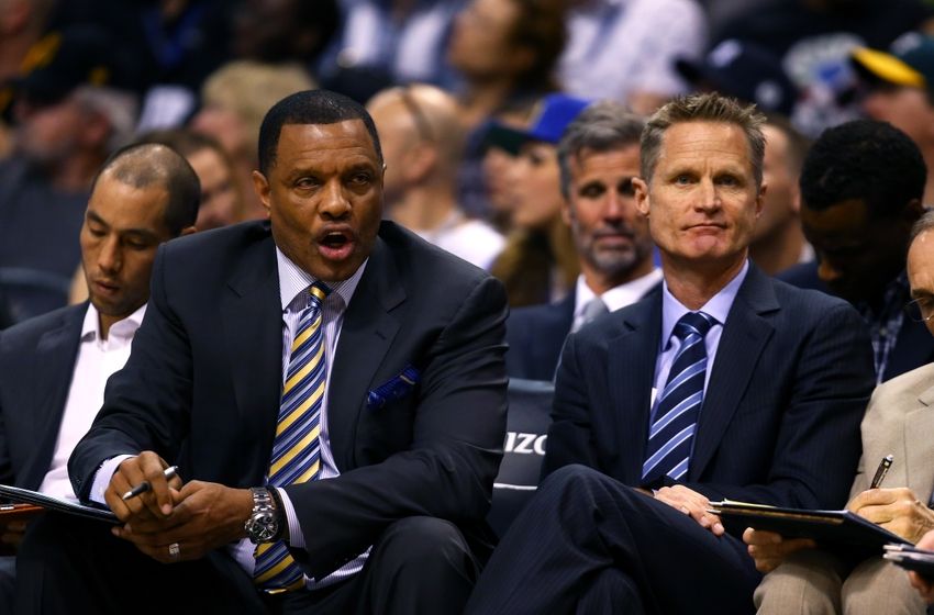 Steve Kerr talks with Alvin Gentry before Warriors signed a contract with DeMarcus