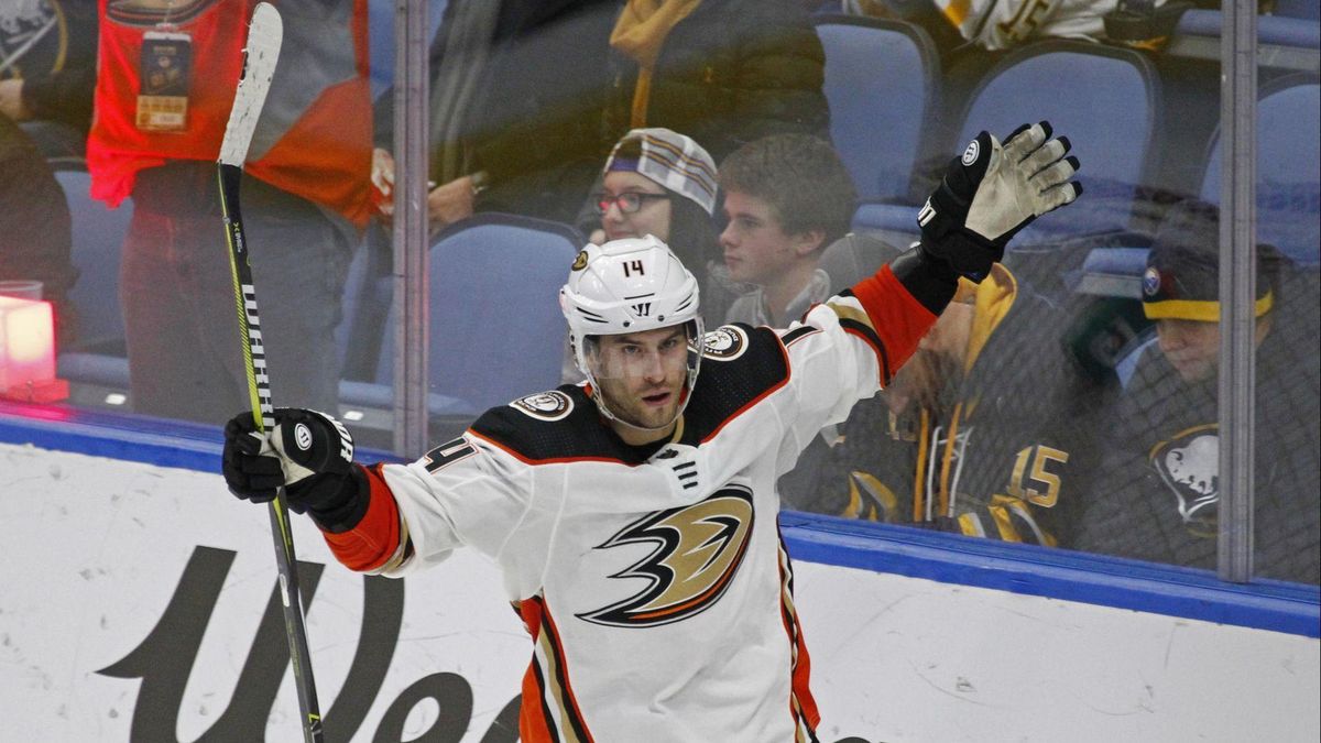 Adam Henrique signs an extension deal with the Ducks worth $29 million
