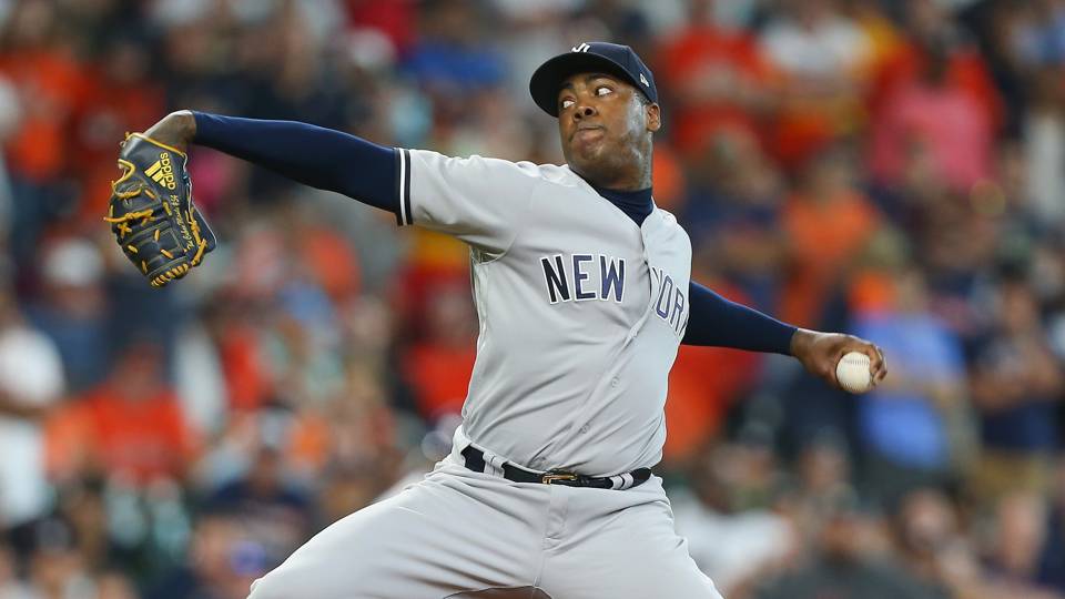 Yankees’ Aroldis Chapman leaves game following knee injury