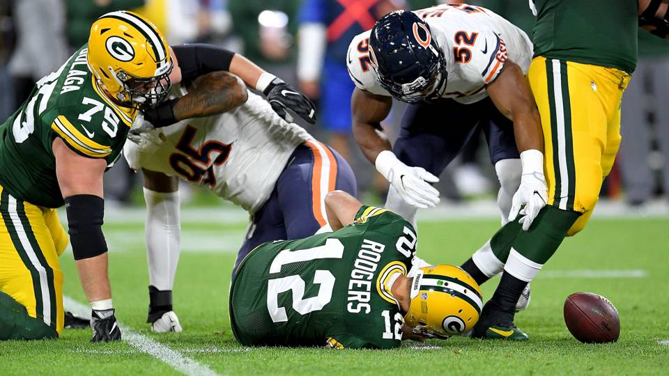 Aaron Rodgers returns back to the game after knee injury, leads Packers to victory