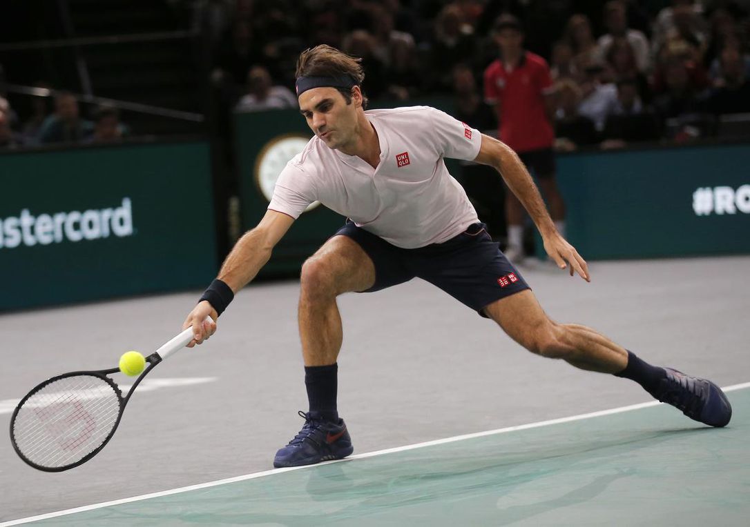 Roger Federer reaches Paris Masters quarter finals