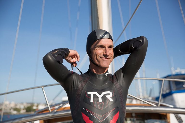 Ben Lecomte gives up the attempt for swimming the Pacific Ocean
