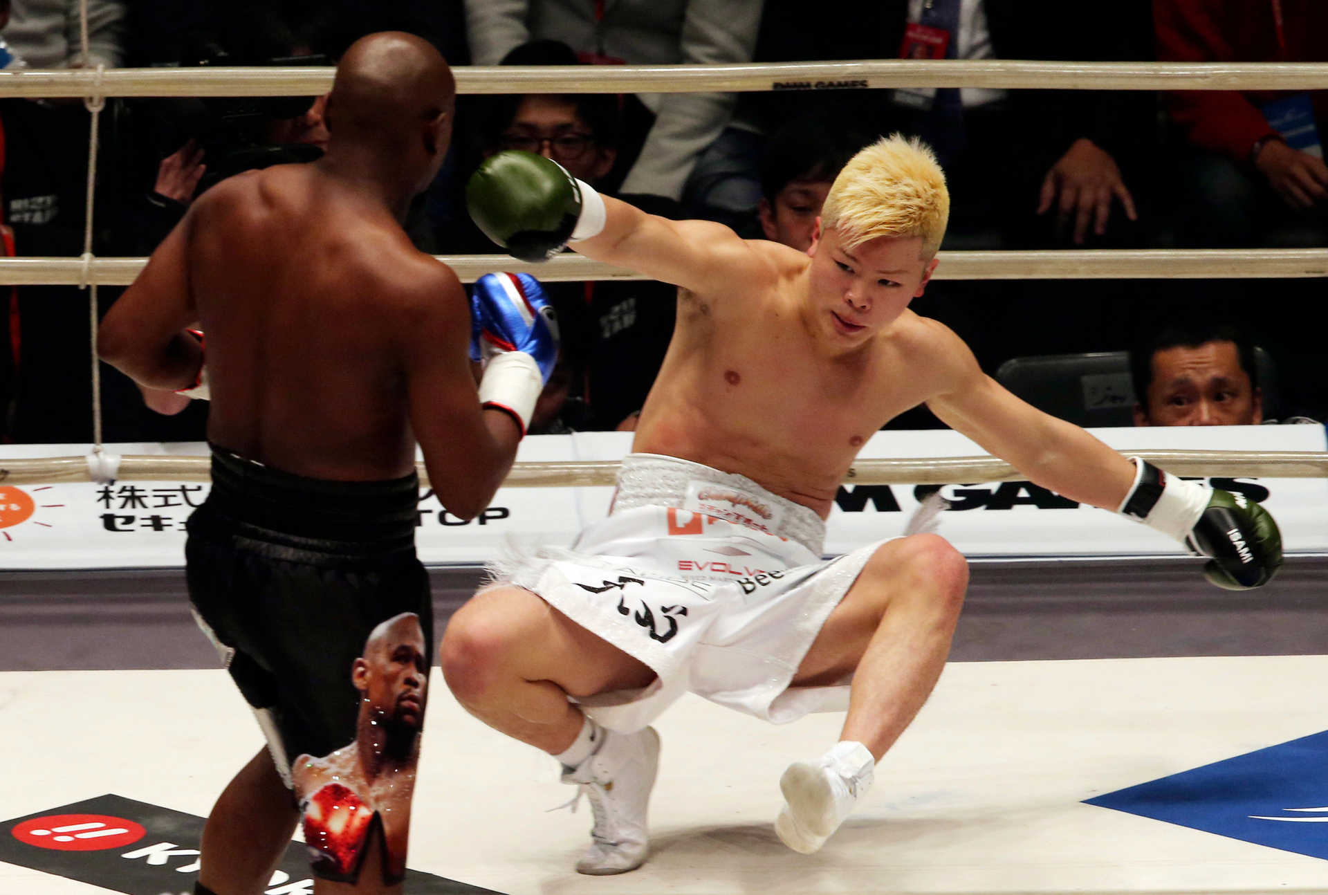 Floyd Mayweather brings the end to Tenshin Nasukawa in an exhibition match