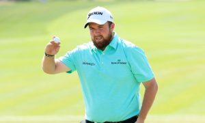 Shane bounces back from a very poor beginning so that the lead can be taken at Abu Dhabi Championship